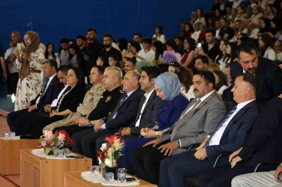 Sarıkamış Meslek Yüksekokulu\'nda Mezuniyet Coşkusu