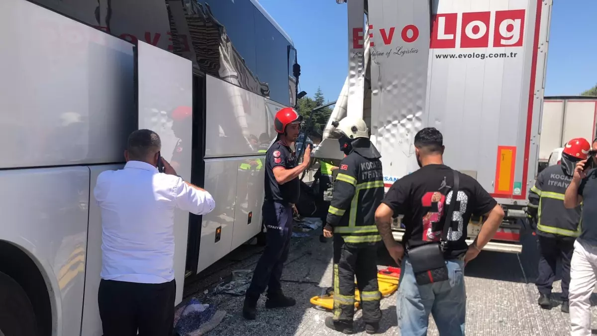 Kocaeli\'de TIR ve Otobüs Çarpıştı: 3 Yaralı