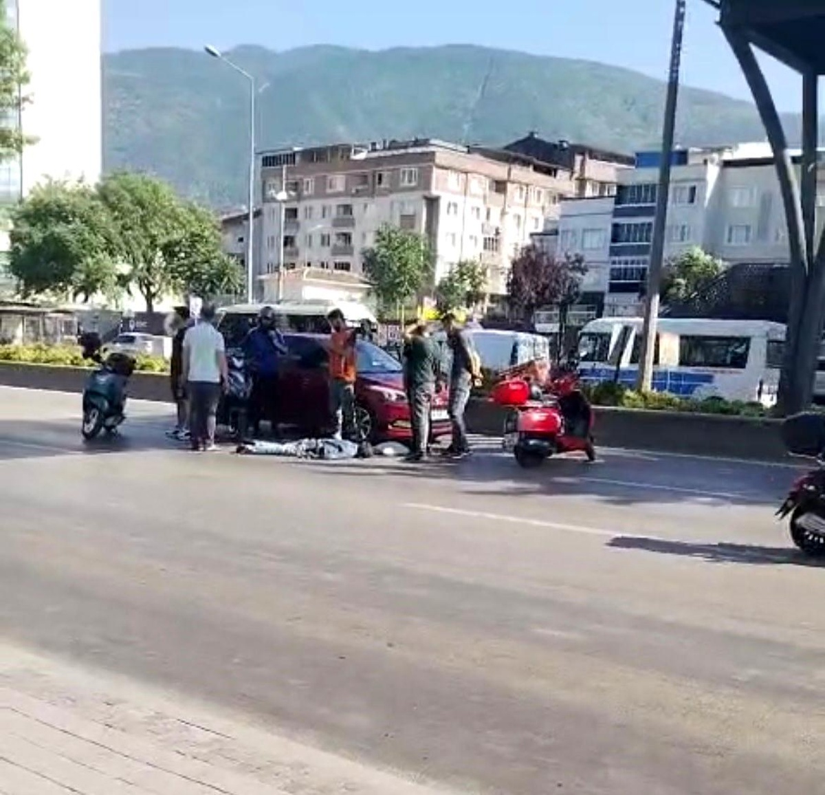 Bursa\'da Üst Geçidi Kullanmayana Otomobil Çarptı