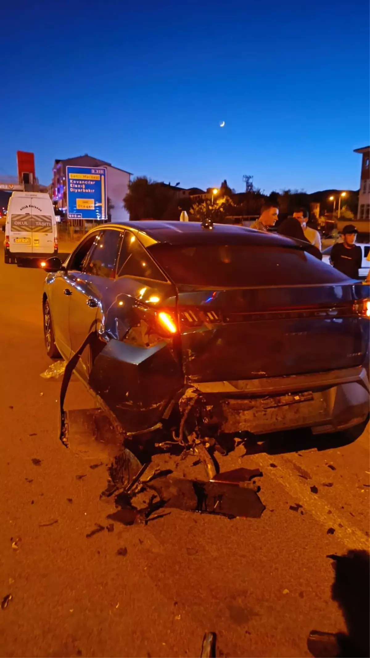 Bingöl\'de Zincirleme Trafik Kazası: 5 Yaralı