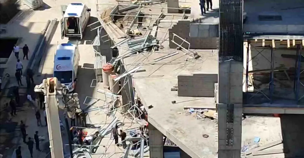 Elazığ\'da İnşaat İskelesi Çöktü: 2 Yaralı