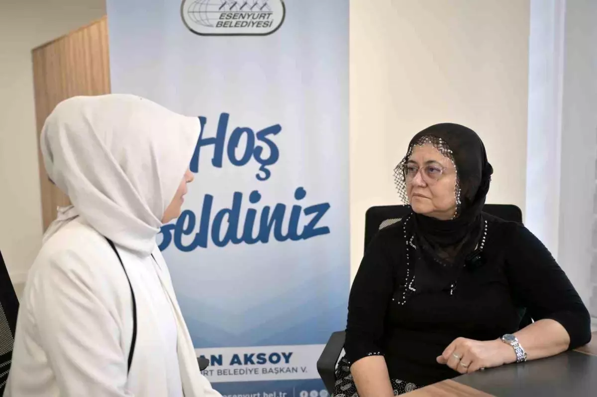 Esenyurt\'ta Yaşlı Kadın Evsiz Kaldı, Belediye ve Mahalle Sakinleri Sahip Çıktı