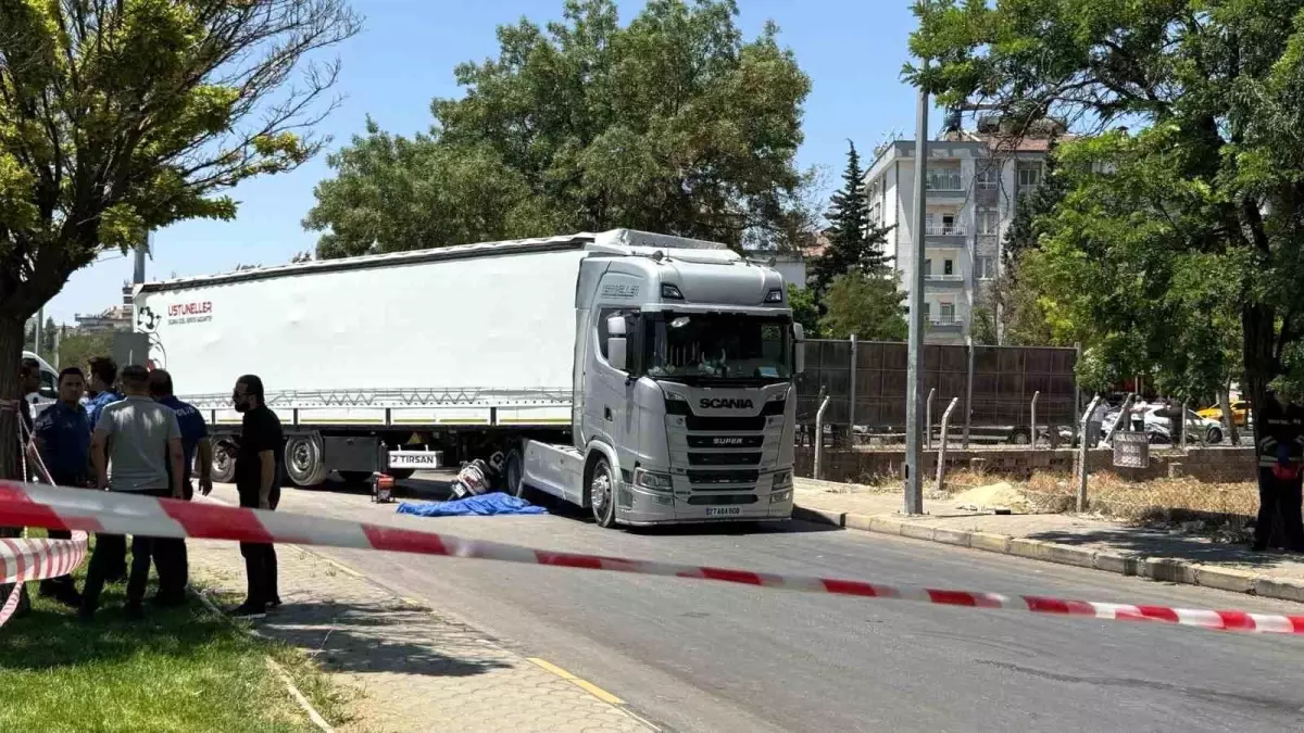Gaziantep\'te tırın altında kalan motosikletteki 2 kişi hayatını kaybetti