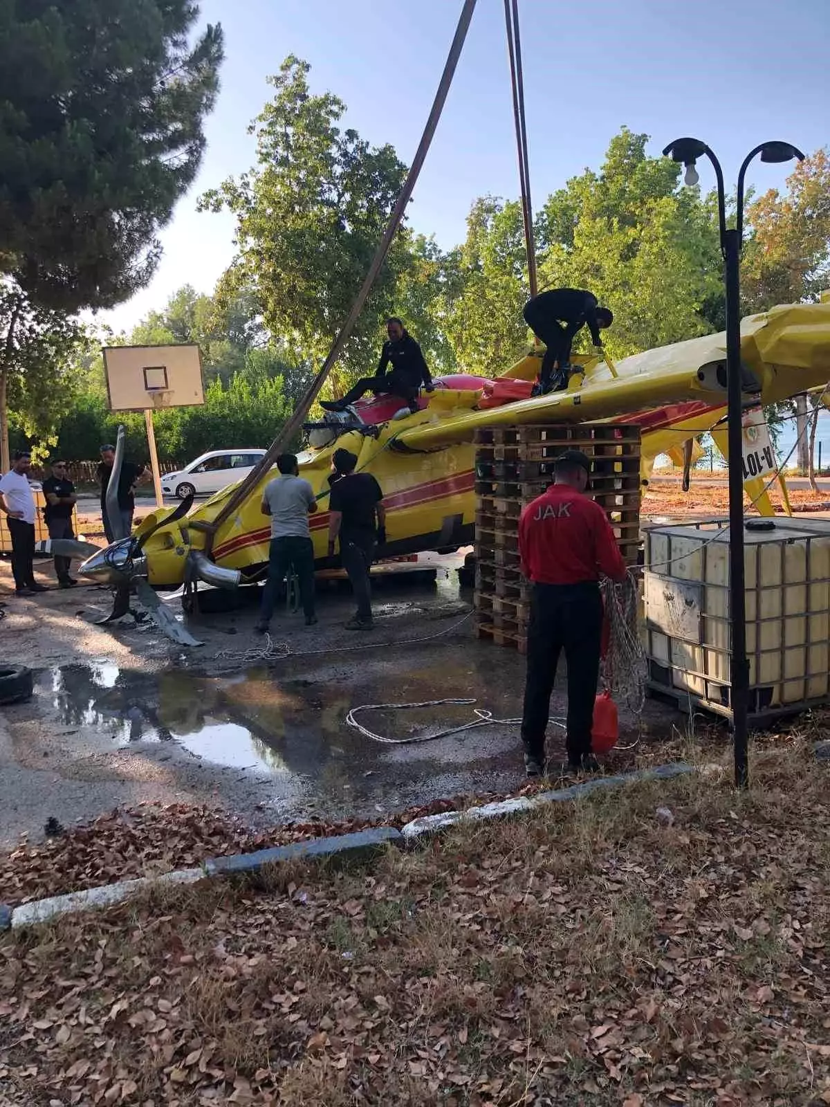 Uçak Enkazı Göl\'den Çıkarıldı