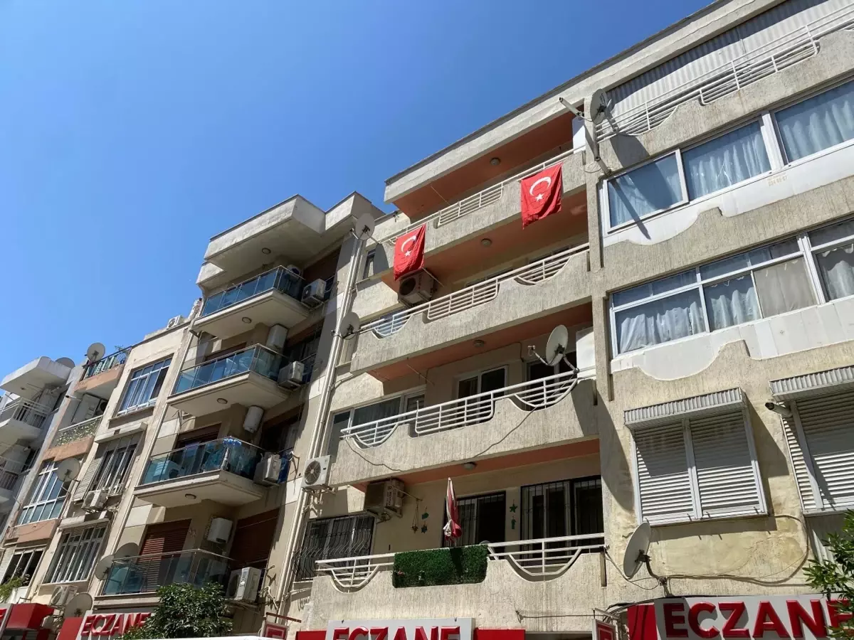 Libya\'da şehit olan Albay Maden\'in İzmir\'deki babaevine Türk bayrakları asıldı