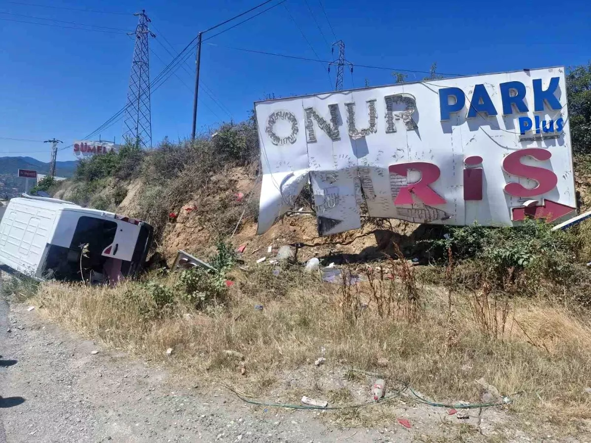 Tosya\'da Minibüs Kaza Yaptı: 3 Yaralı