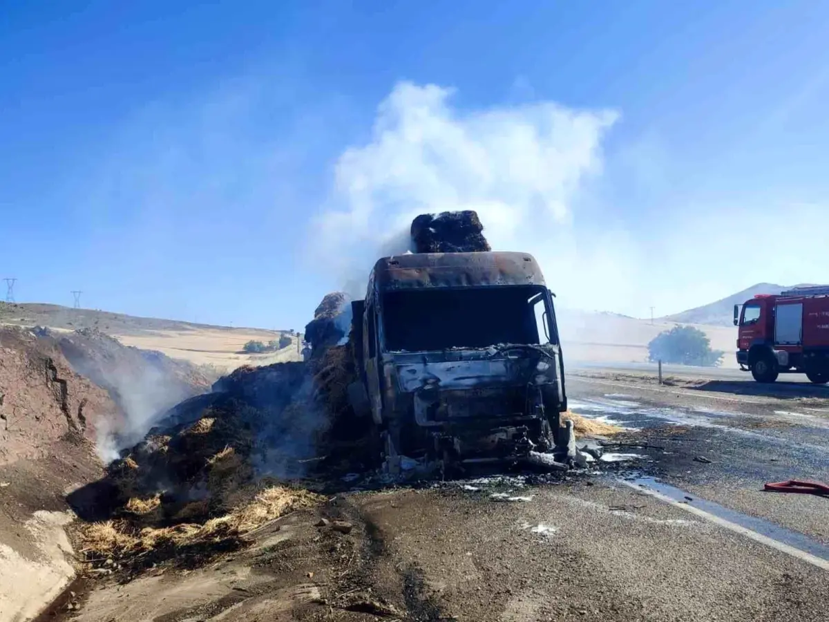 Kırıkkale\'de Saman Yüklü Tırda Yangın Çıktı