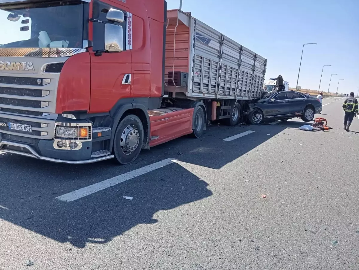 Aksaray\'da Trafik Kazası: İki Ölü, Bir Yaralı
