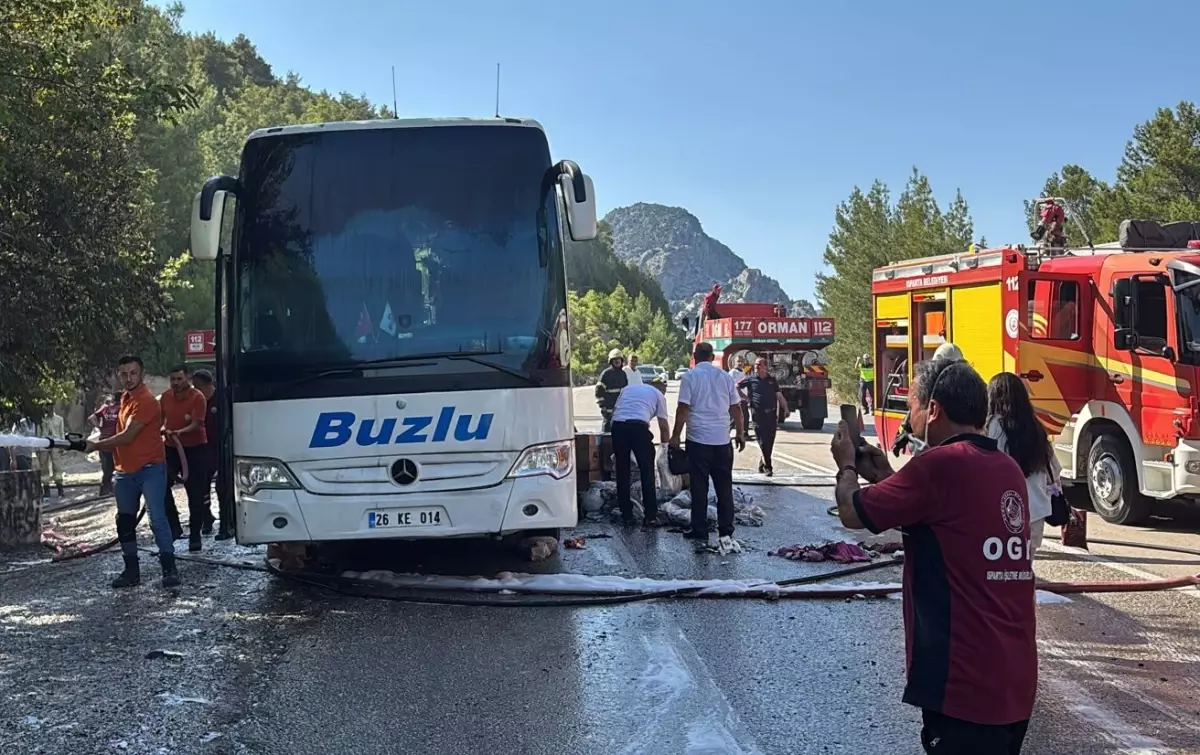 Antalya\'da Otobüs Yangını: 25 Yolcu Tahliye Edildi