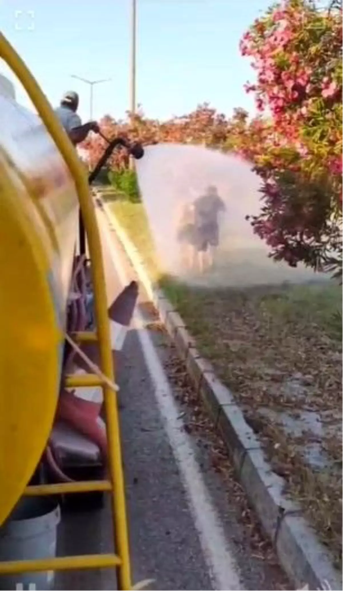 Manavgat\'ta Çocuklar Sıcak Havalardan Sulama Aracıyla Serinledi