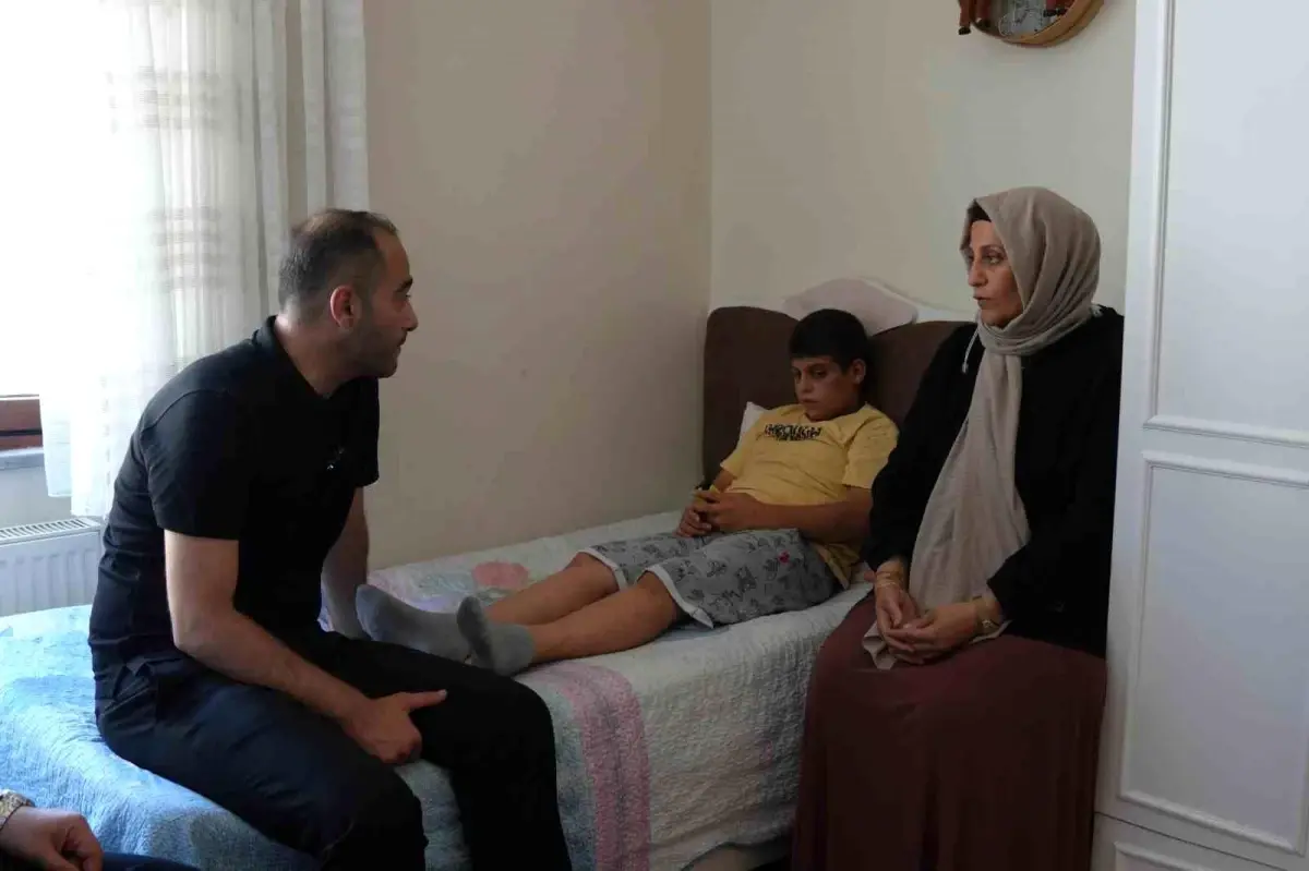 Gaziosmanpaşa\'da Darp Edilen Özel İhtiyaçlı Çocuğa Destek Ziyareti