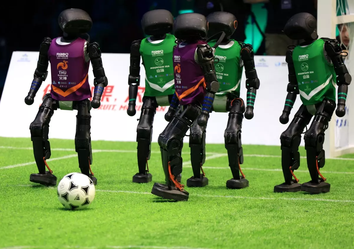 Çin\'de Otonom Robotlarla Futbol Turnuvası