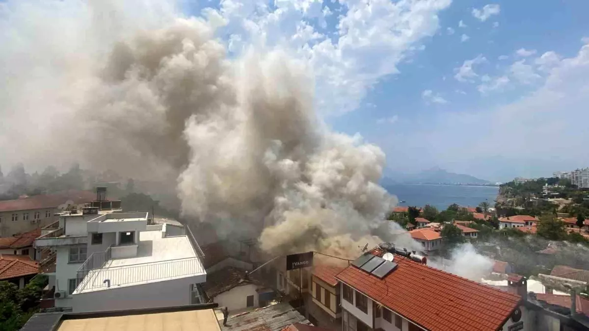 Antalya Kaleiçi'nde Korku Anları: Otel ve İşletmelerde Yangın Çıktı!