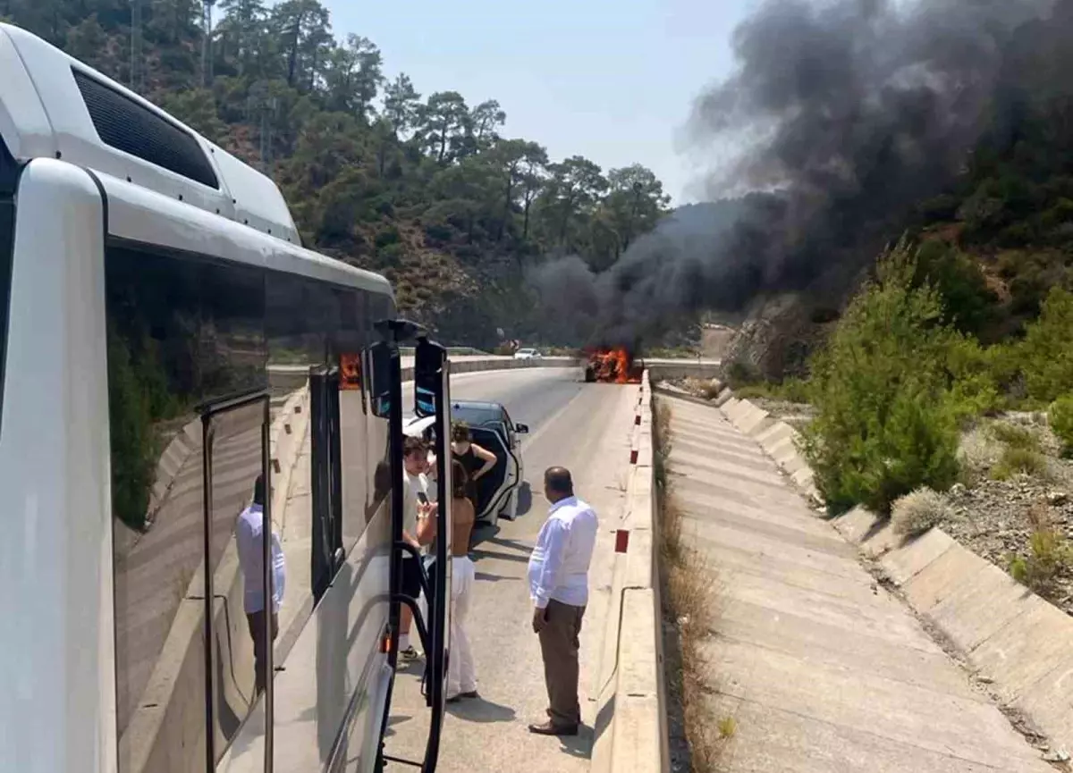 Fethiye\'de Seyir Halindeki Araçta Yangın Çıktı