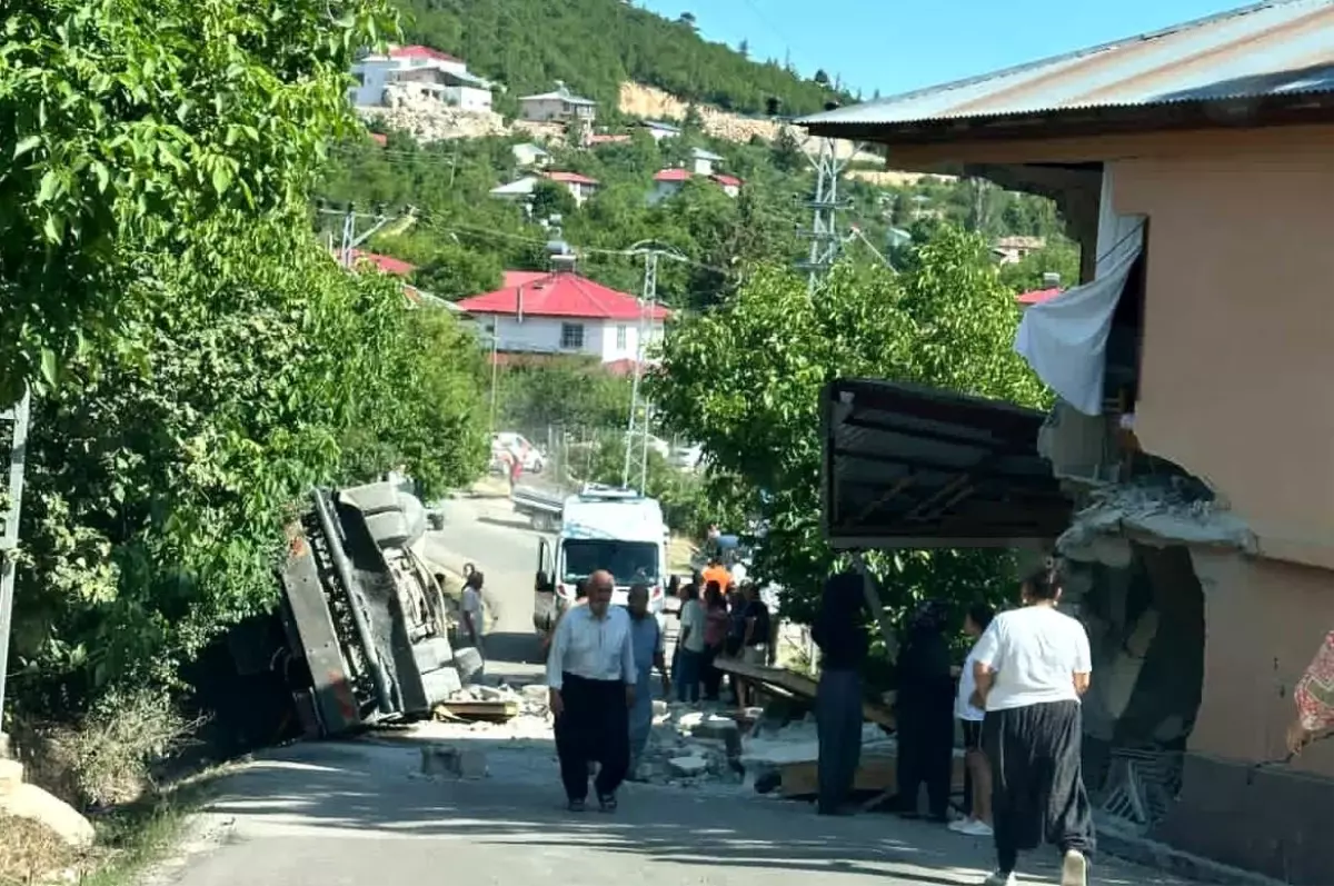 Mersin\'de Kamyon Kaza Yaptı, Sürücü Hayatını Kaybetti