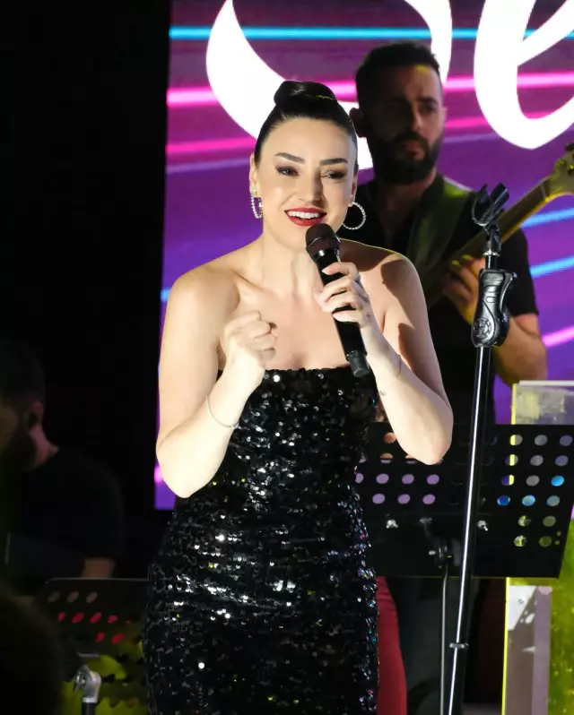Konserinde fenalaşan Sevcan Orhan taburcu edildi Konserinde fenalaşan Sevcan Orhan taburcu edildi