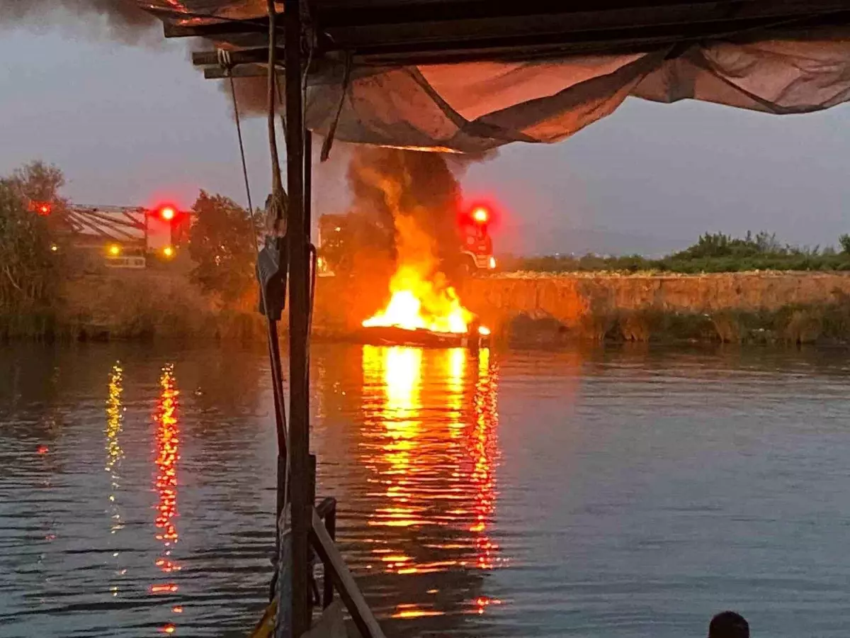 Antalya\'da Fiber Balıkçı Teknesinde Yangın, Kullanılamaz Hale Geldi