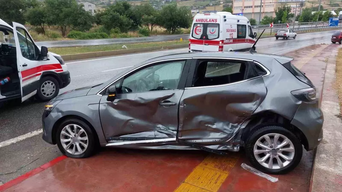 Samsun\'da hafif ticari araç otomobile yandan çarptı: 3 yaralı
