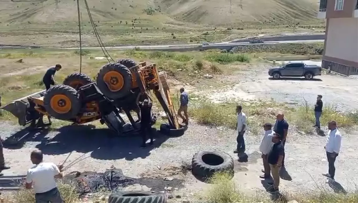 Bitlis\'te İş Makinesi Şarampole Yuvarlandı