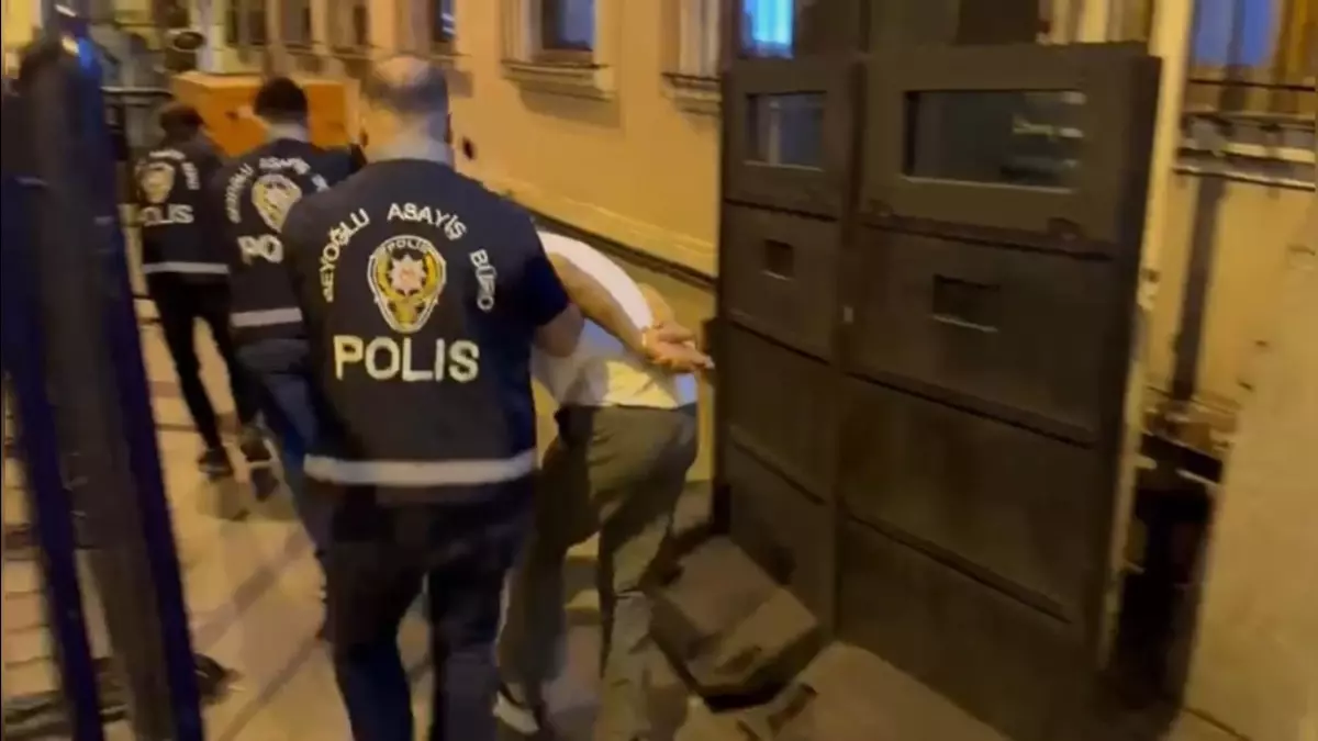 Taksim Meydanı\'nda 6 kişi 1 kişiyi döverek öldürdü