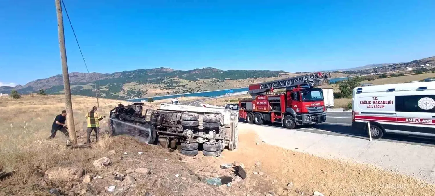 Tunceli\'de Freni Patlayan Kamyon Devrildi