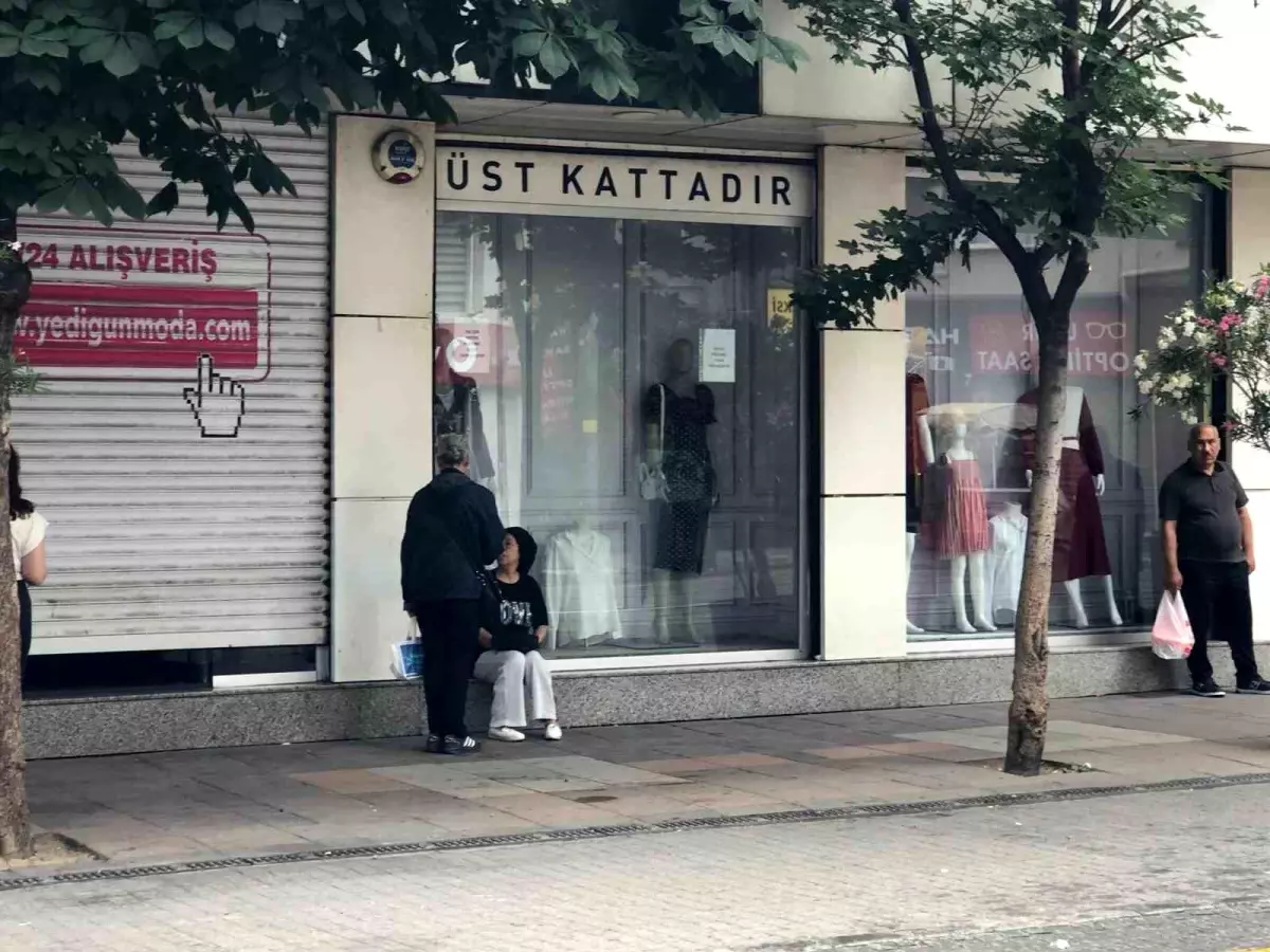 Eskişehir\'de Yağmurda Hazırlıksız Yakalananlar