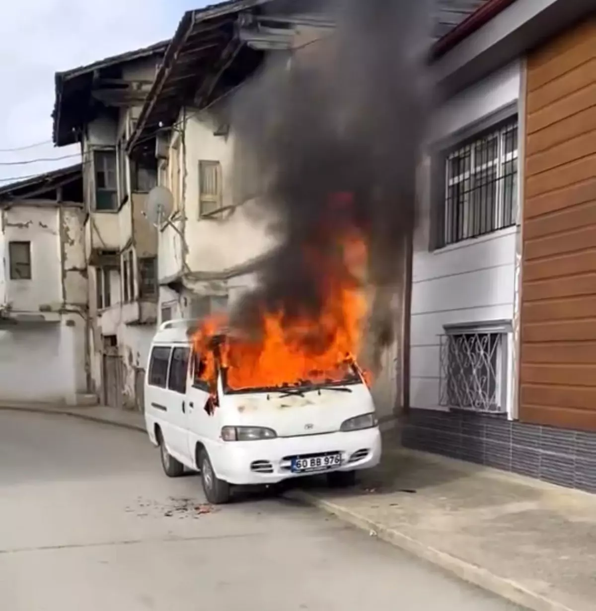 Tokat\'ta Park Halindeki Minibüs Yandı