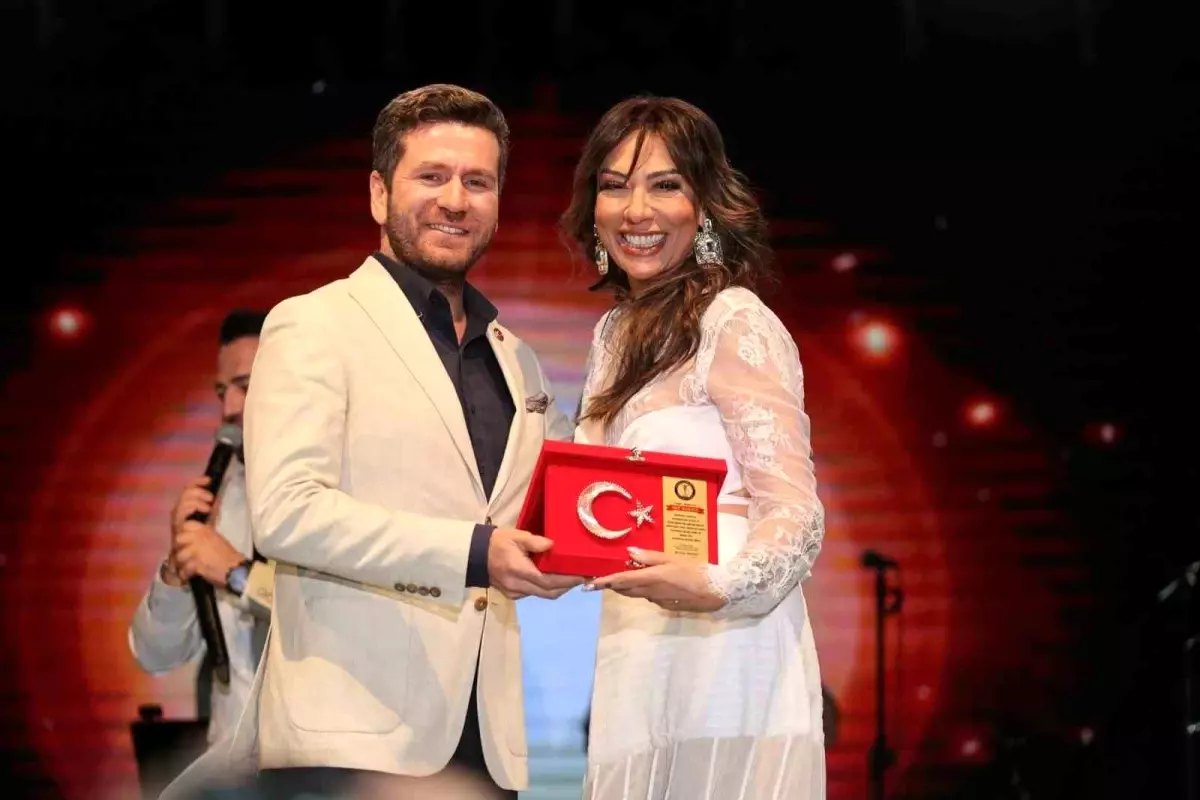 Işın Karaca Kızılcabölük Kültür Sanat ve Moda Festivali\'nde Sahne Aldı