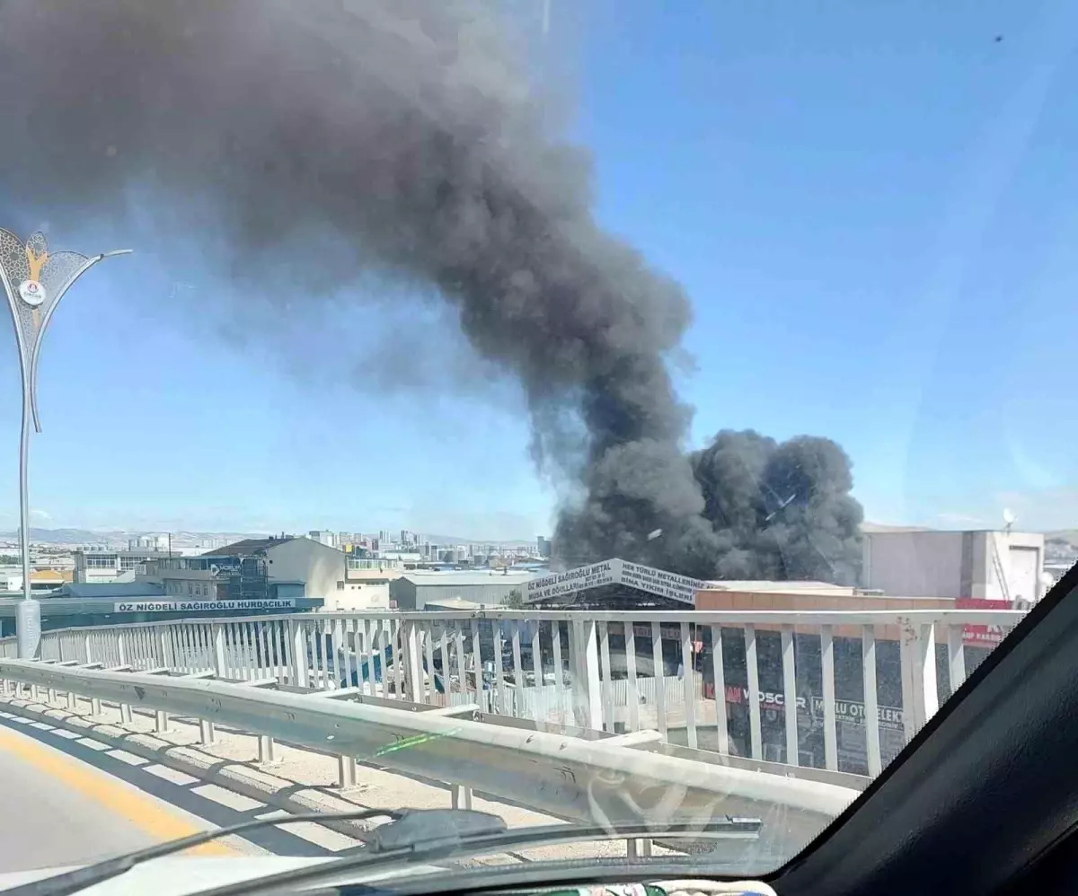 Sincan\'da Atık Kağıt Tesisinde Yangın