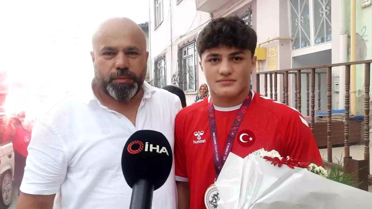 Şampiyon Güreşçi Yusuf Yaser Aksu\'ya Coşkulu Karşılama