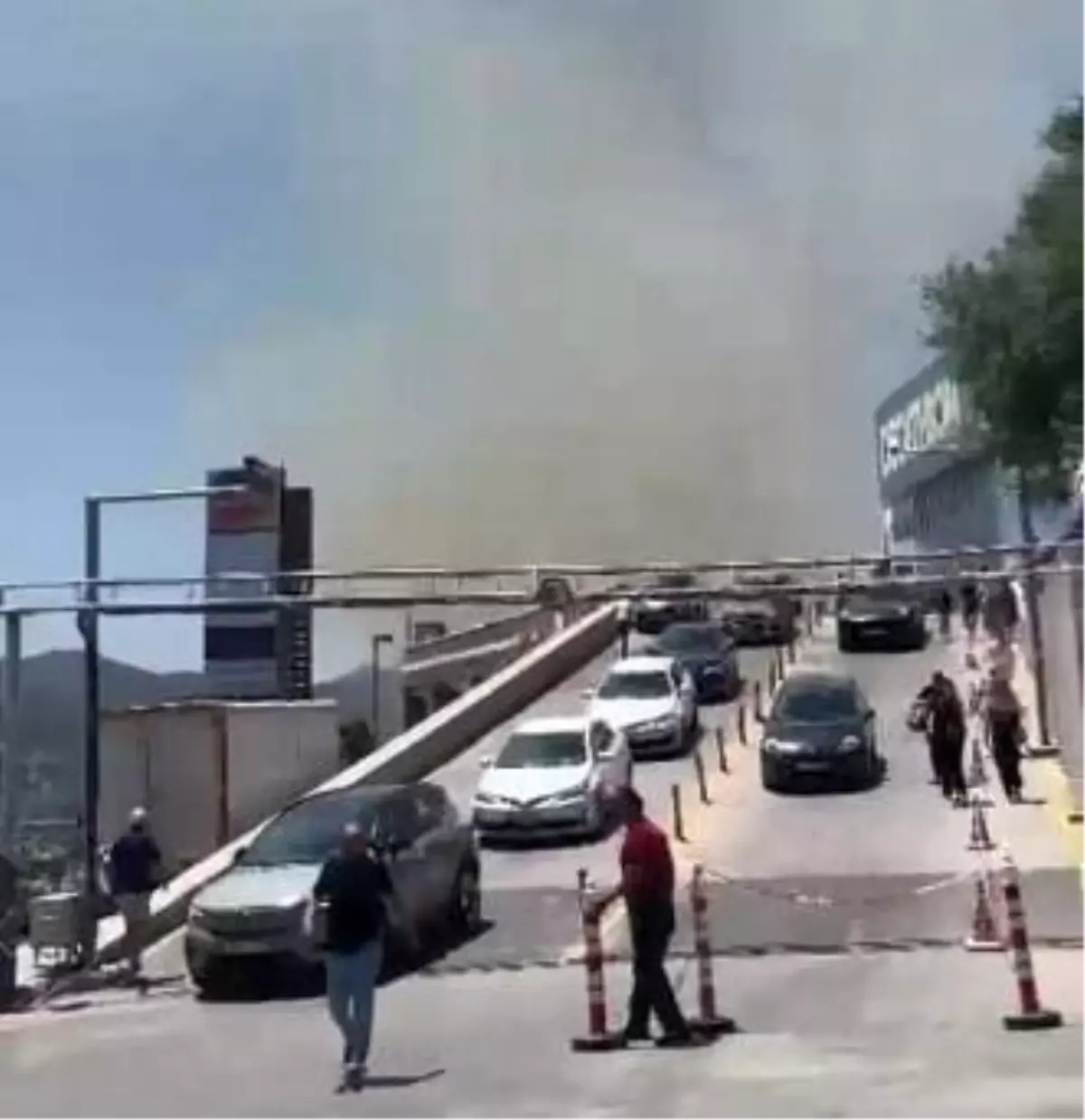 Bodrum\'da Alışveriş Merkezinde Yangın