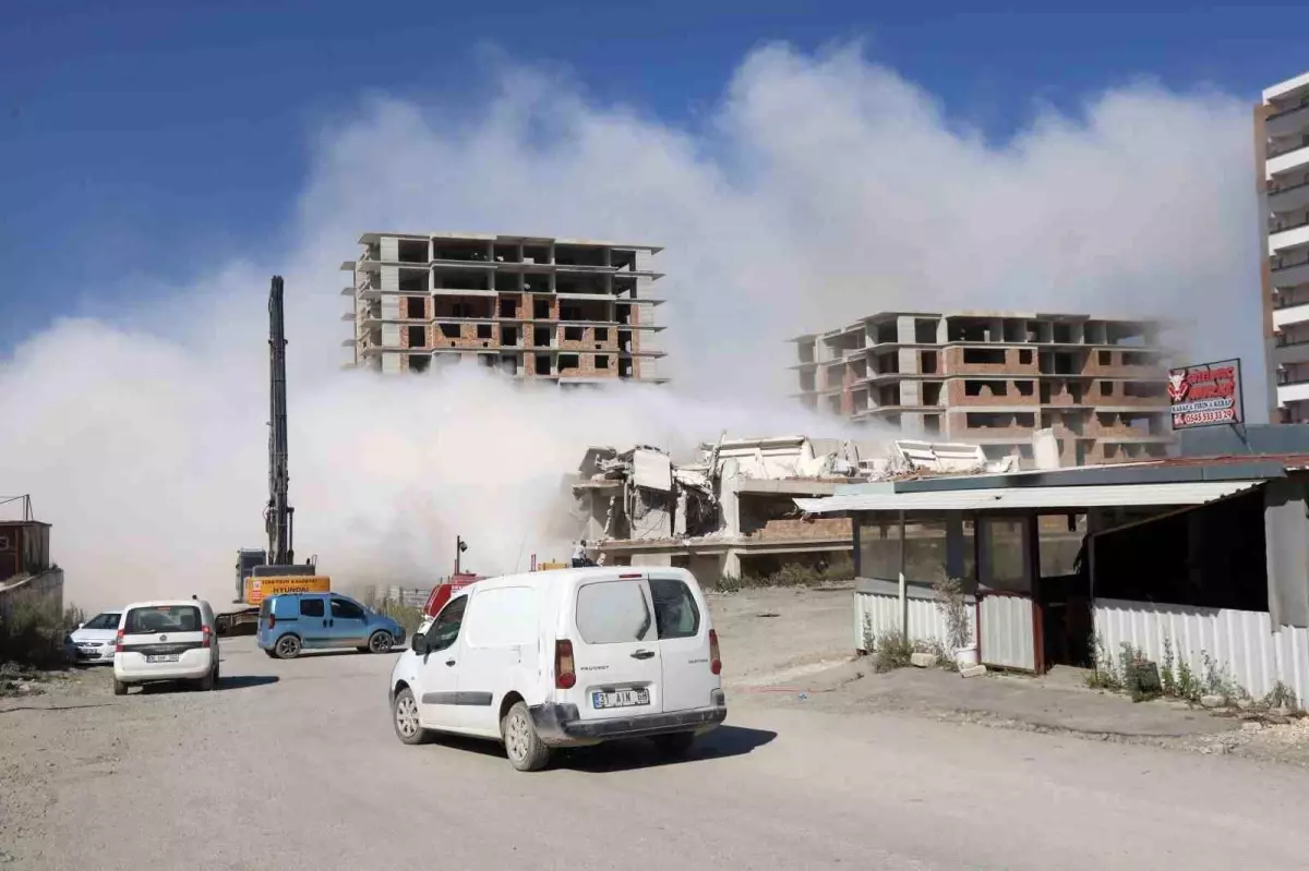 Hatay\'da 13 Katlı Bina Kontrollü Olarak Yıkıldı