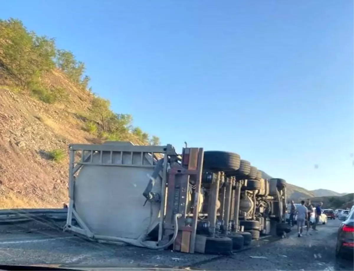 Elazığ\'da Tır Kazası: 1 Yaralı