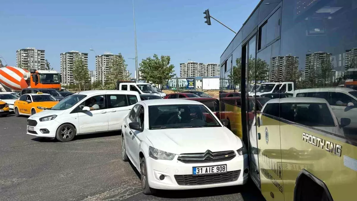 Diyarbakır\'da Trafik Kazası: Araç Kuyruğu Oluştu