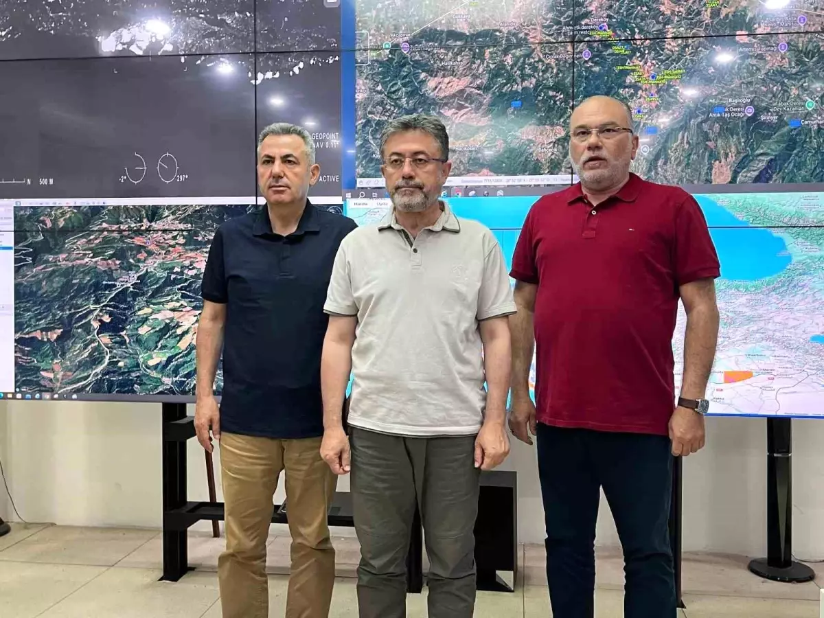 İzmir\'de Orman Yangınları: 5 Köy Tahliye Edildi