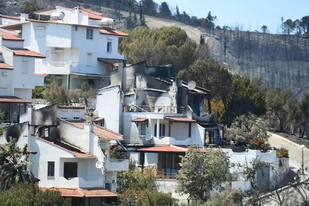 Seferihisar\'da Yangın: 14 Ev Kül Oldu