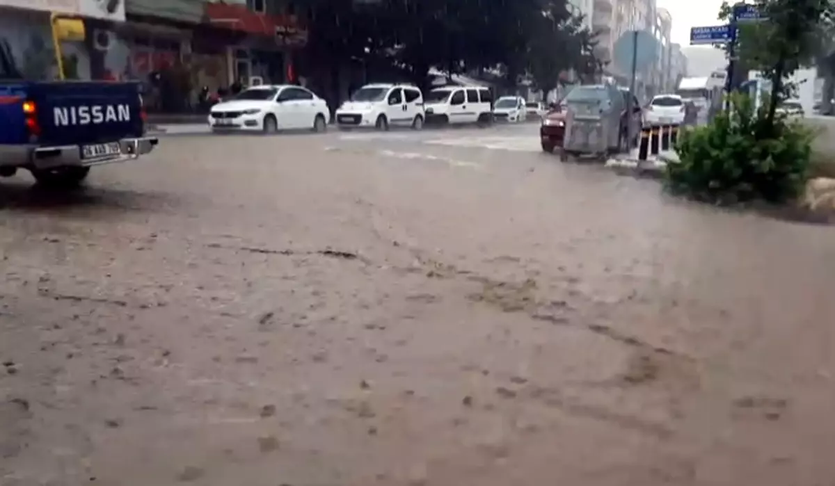 Kars\'ta Dolu ve Sağanak Zarar Verdi