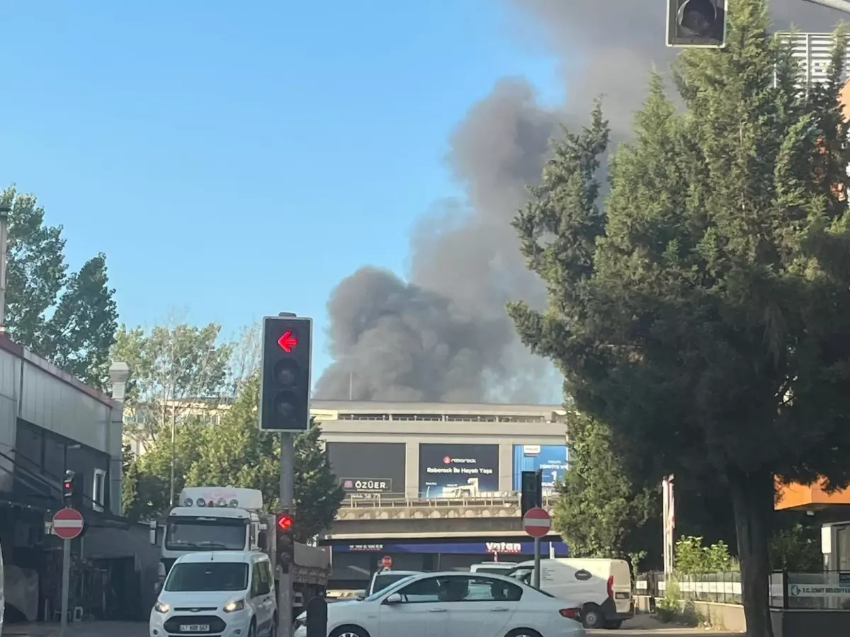 Kocaeli\'de Geri Dönüşüm Tesisinde Yangın