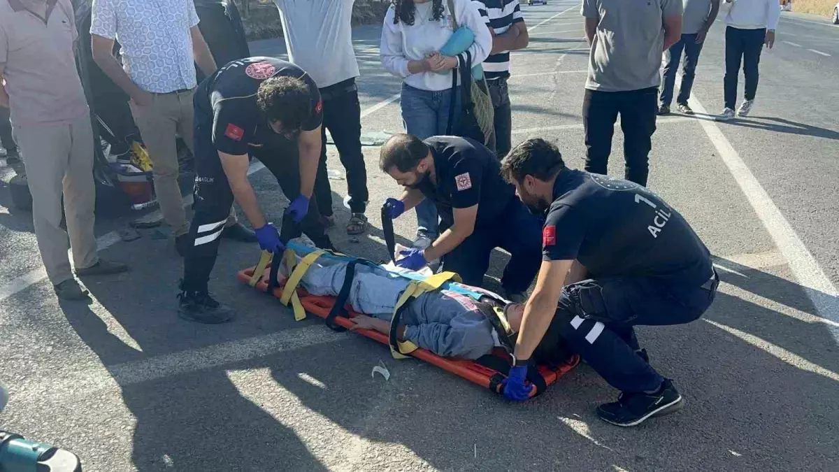 Adıyaman\'da Otomobil Biçerdöverle Çarpıştı: 6 Yaralı
