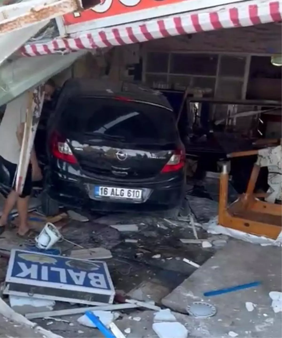 Mersin\'de Lokantaya Daldı: 5 Yaralı