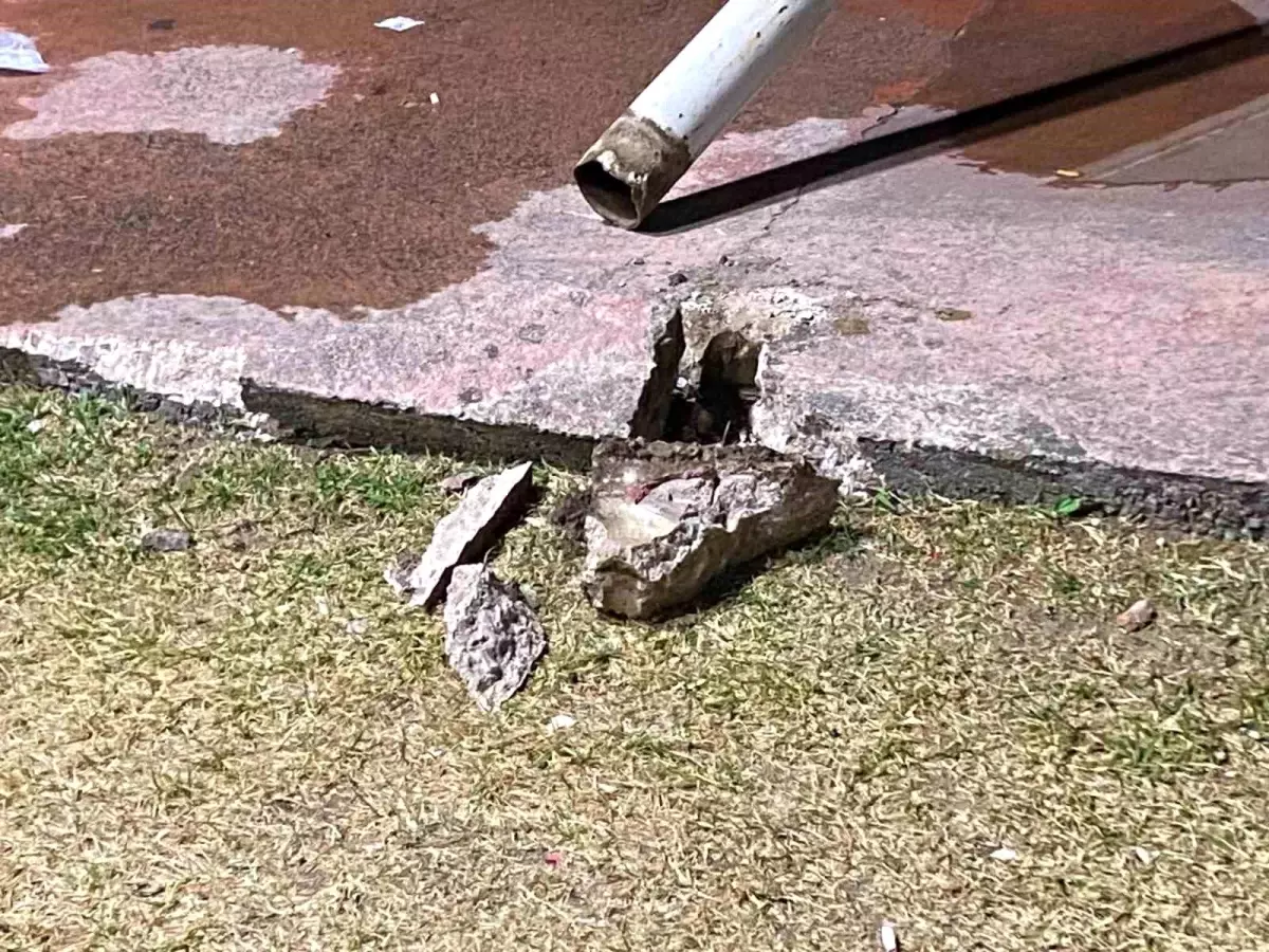 İzmit\'te Pota Devrildi, Genç Yaralandı