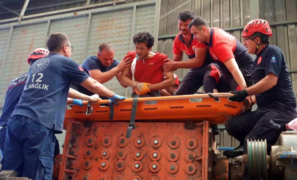 Antalya\'da Geri Dönüşüm Tesisinde İş Kazası: Bir İşçi Ağır Yaralandı