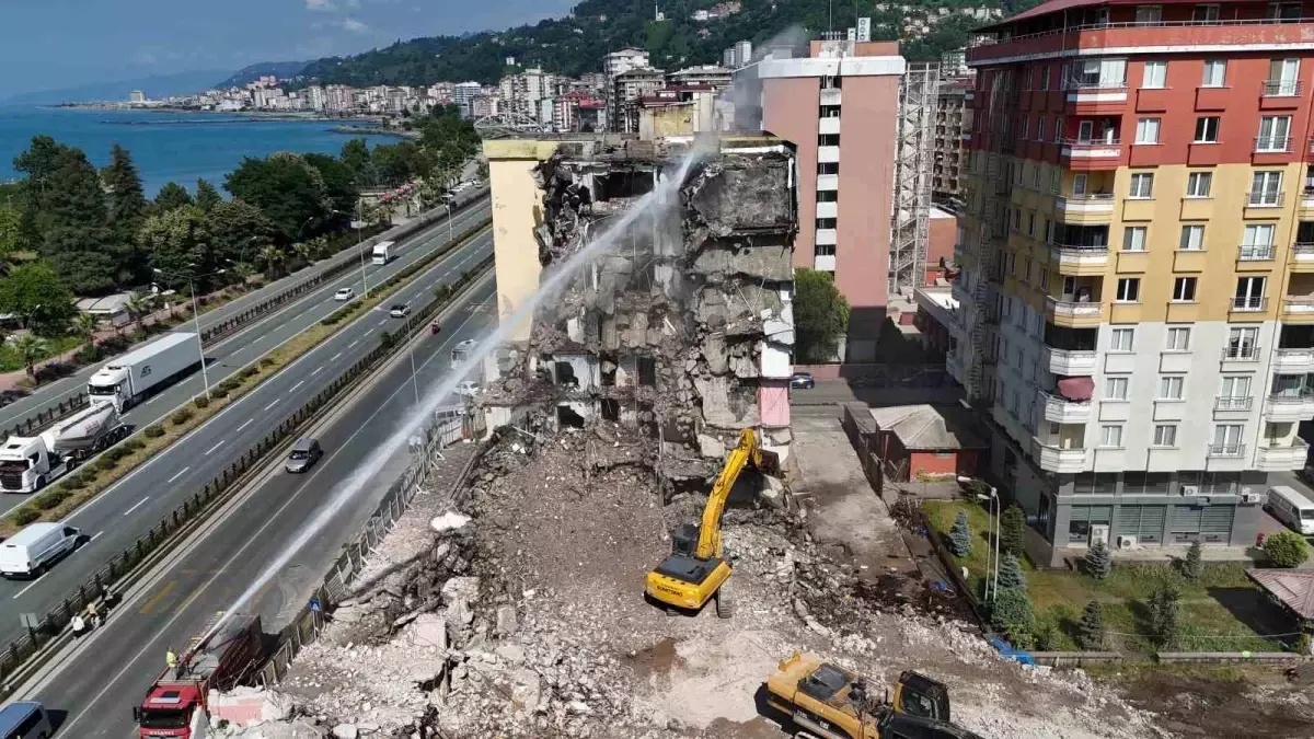 Rize\'de Riskli Binaların Yıkım Süreci Başladı