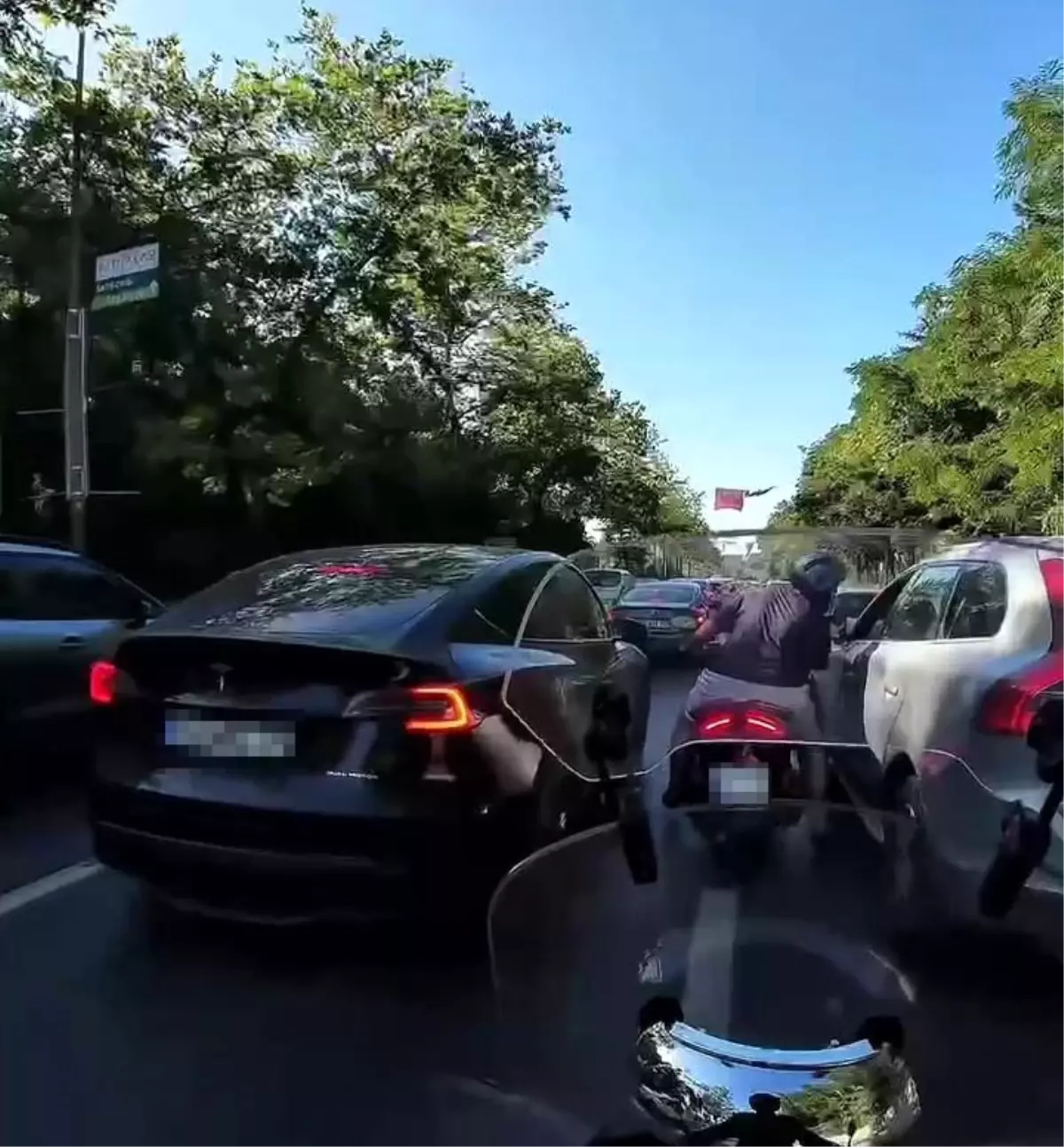 İstanbul\'da Motosiklet Sürücüsü Tartışma Çıkardı