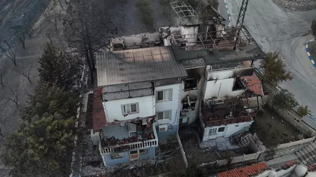 3 ildeki yangınlar sürüyor! Birçok ev küle döndü, gerilim hattı bomba gibi patladı