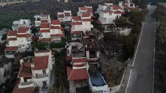 3 ildeki yangınlar sürüyor! Birçok ev küle döndü, gerilim hattı bomba gibi patladı