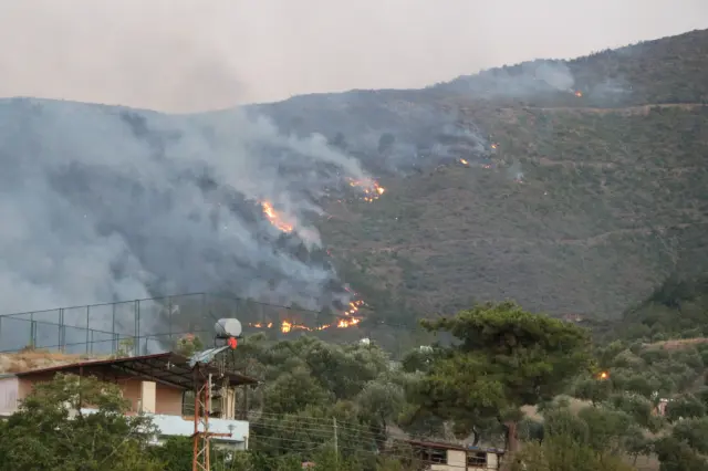 3 ildeki yangınlar sürüyor! Birçok ev küle döndü, gerilim hattı bomba gibi patladı