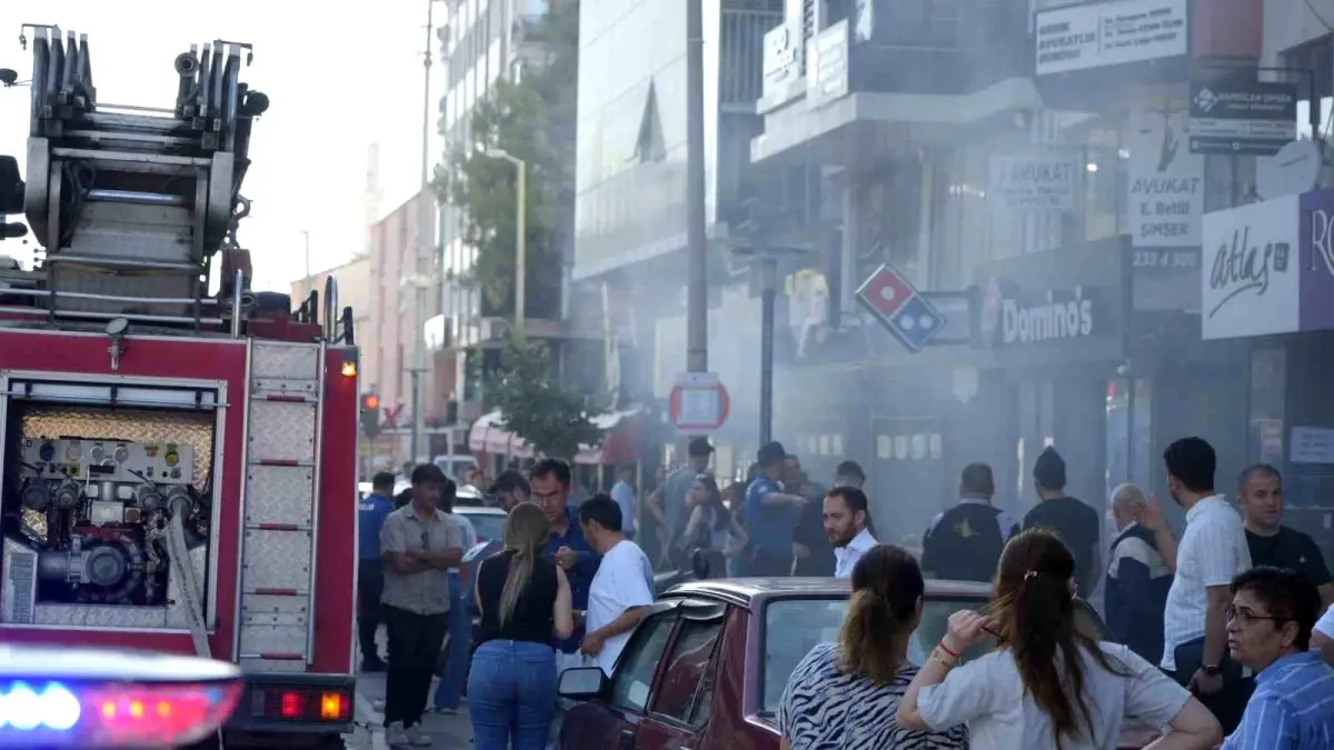 Burdur\'da Apartman Boşluğundaki Çöpler Yangın Çıkardı