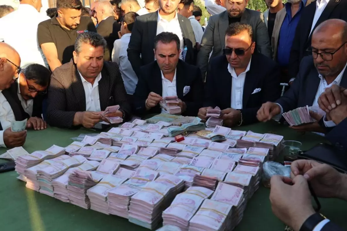 Aşiret düğününde dudak uçuklatan takı! Toplanan parayı 14 kişi saydı