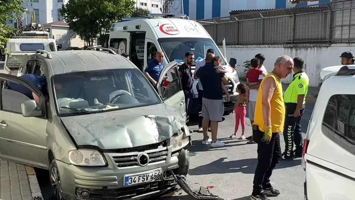 Avcılar\'da trafik kazası: 4 yaralı